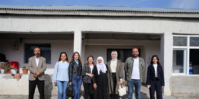 Kadın öğretmenler devamsızlık yapan kız öğrenciler için sahada