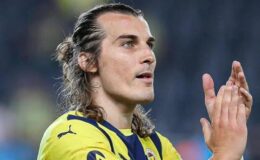 Fenerbahçeli Çağlar Söyüncü ve eşi ilk çocuklarını kucaklarına aldı